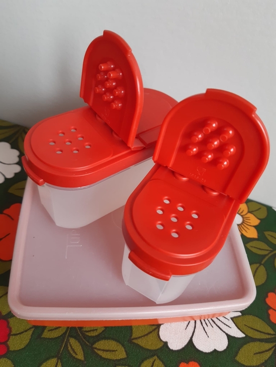 Retro Tupperware Spice Shaker Set with Storage Box - Picture 5 of 5